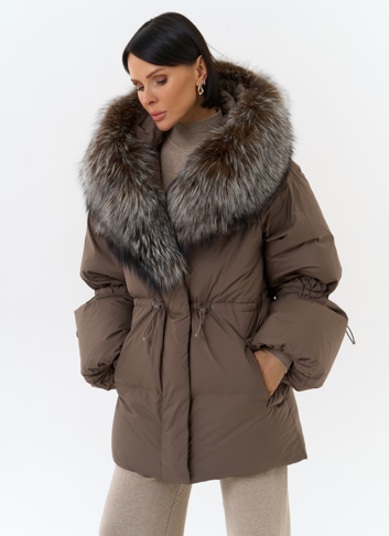 Женский пуховик с капюшоном из меха чернобурки