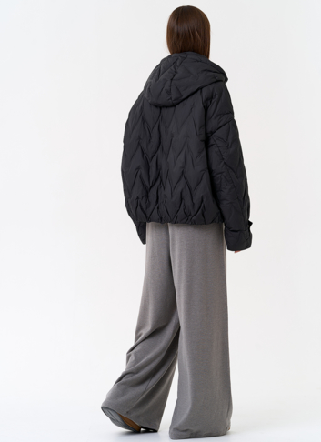 Женская куртка с капюшоном в черном цвете