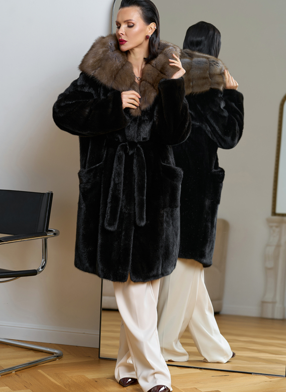 Норковая шуба с капюшоном из меха куницы
