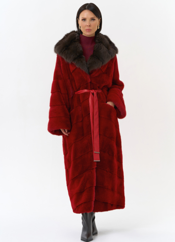Красная норковая шуба с капюшоном из меха куницы