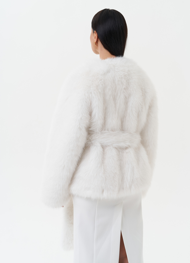 Укороченная шуба из эко песца в белом цвете модель № 27803 в кредит