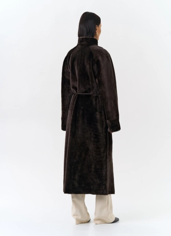 Женская дубленка с декоративным поясом фото