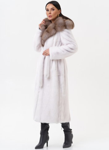Белая шуба из норки с куницей