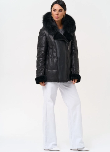 Короткий пуховик из натуральной кожи с капюшоном