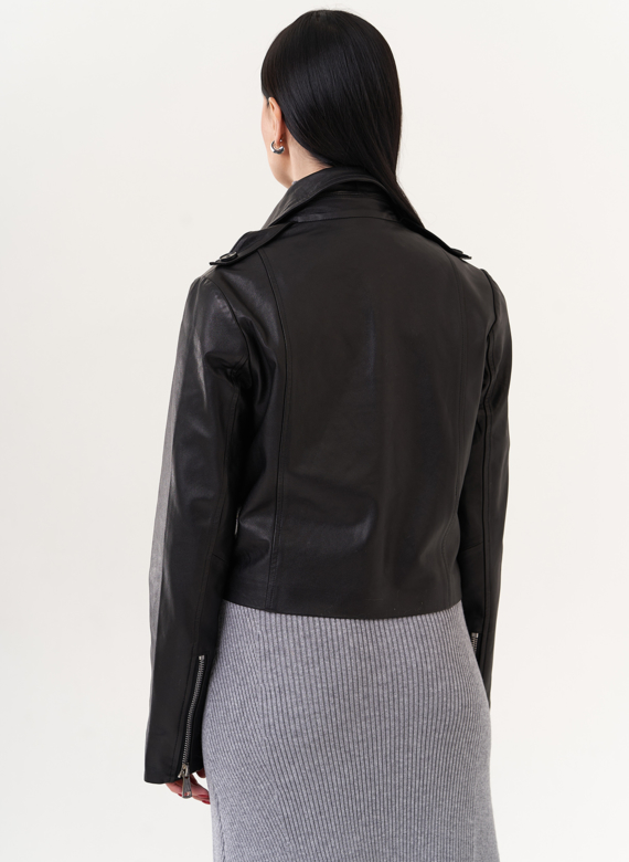 Укороченная куртка из натуральной кожи