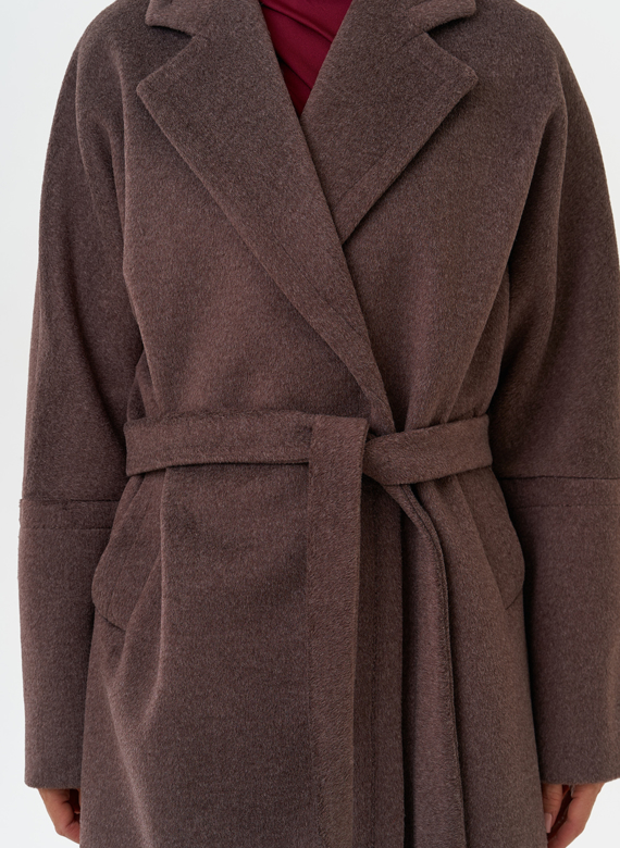 Женское пальто с английским воротником