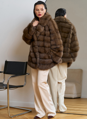 Женская шуба из куницы с английским воротником