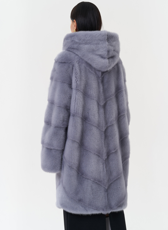 Норковая шуба голубого цвета с капюшоном