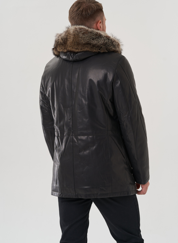 Мужская куртка с капюшоном на мехе из волка