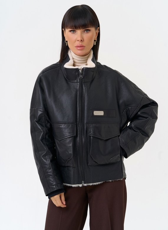 Женский пуховик из натуральной кожи с отделкой из овчины