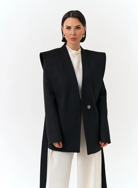 Женское укороченное пальто с акцентными плечами