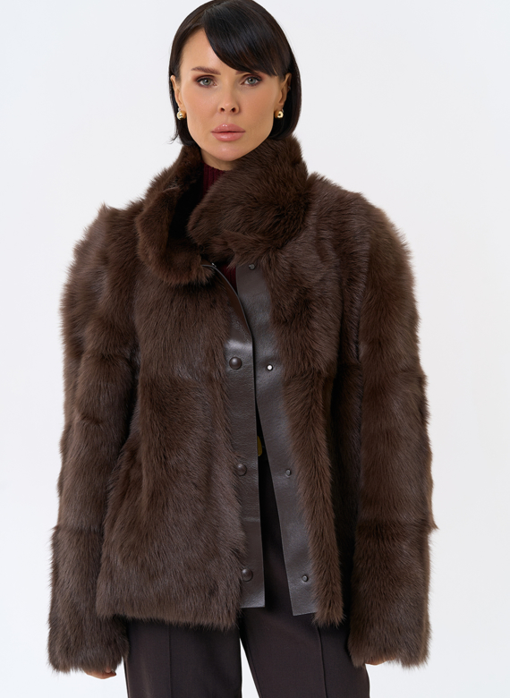 Женская короткая дубленка с воротником стойкой