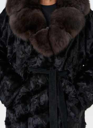 Женская шуба из меха норки с воротником из меха песца фото