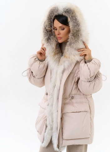 Женский пуховик с капюшоном из меха лисы